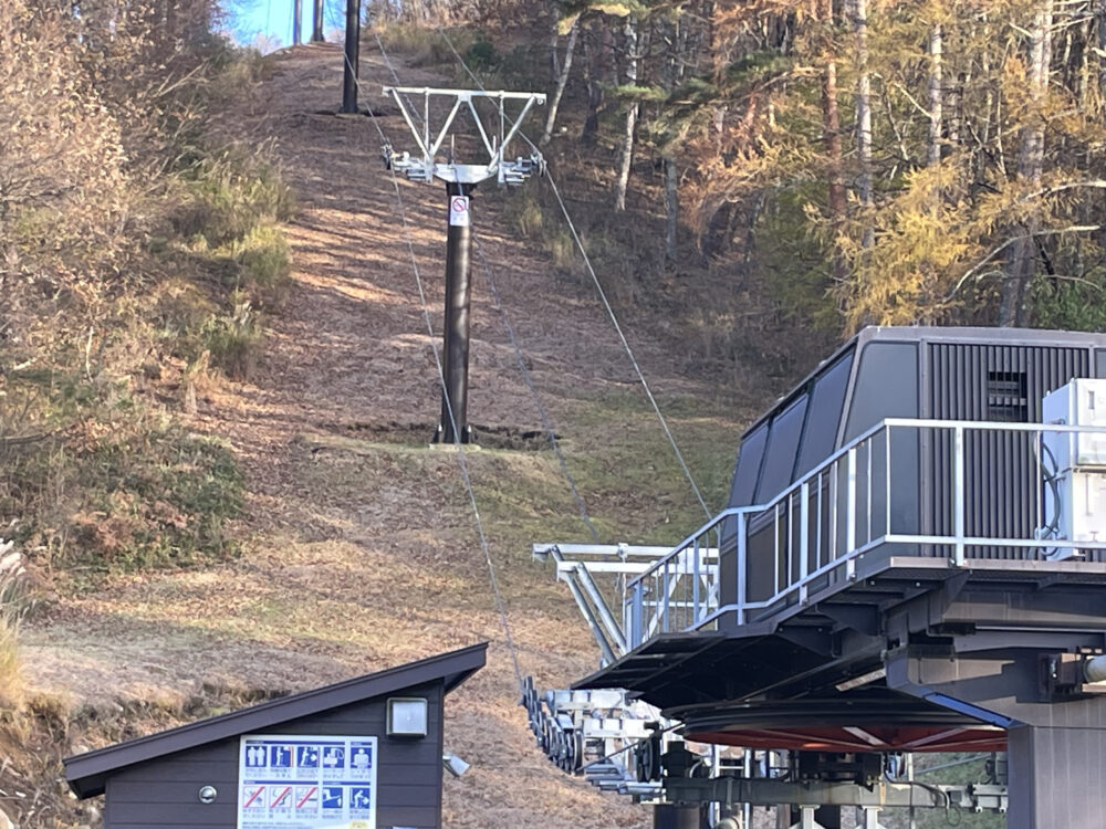 スキー場の準備が始まります。