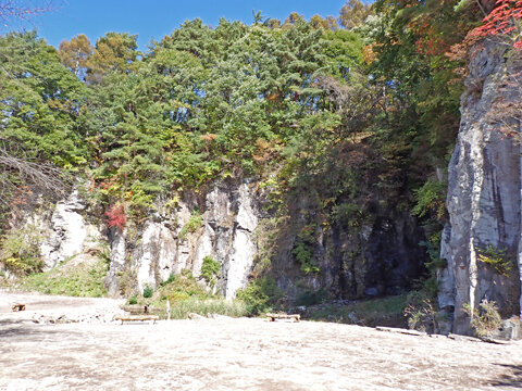 幕岩の鉄平石